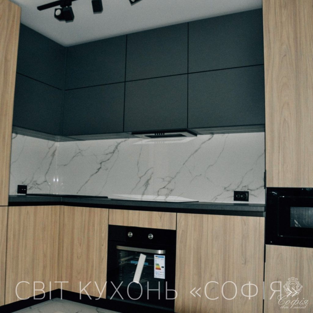 Фото Сучасна кухня #21 у темних тонах з елементами дерева - Світ меблів СОФІЯ