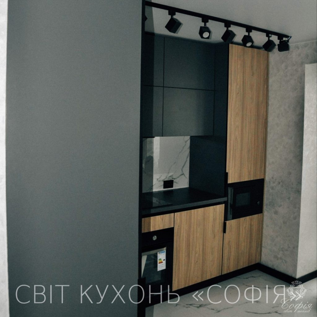Сучасна кухня #21 у темних тонах з елементами дерева - Світ меблів СОФІЯ