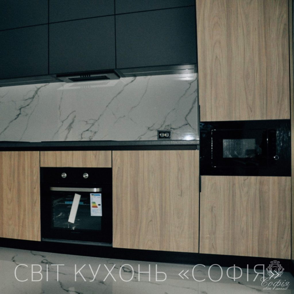 Сучасна кухня #21 у темних тонах з елементами дерева - Світ меблів СОФІЯ
