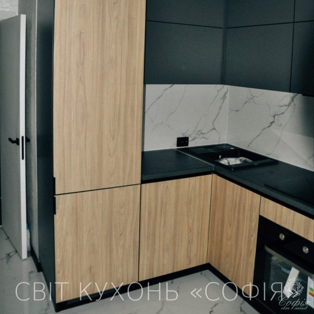 Сучасна кухня #21 у темних тонах з елементами дерева - Світ меблів СОФІЯ