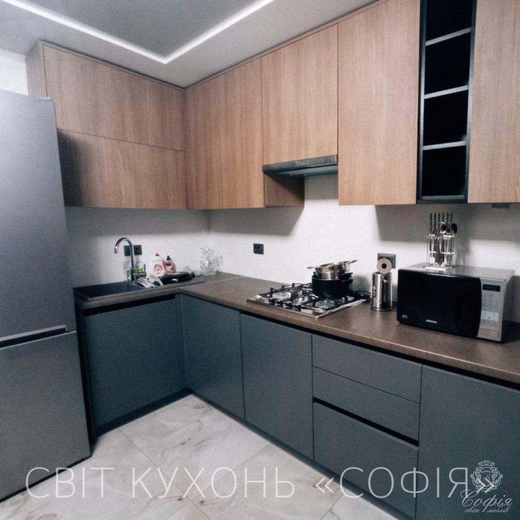 Сучасна кухня #39 у сірих кольорах з елементами дерева Фото Сучасна кухня #39 у сірих кольорах з елементами дерева - Світ меблів СОФІЯ
