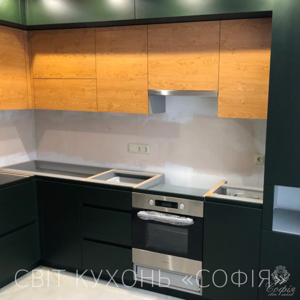 Сучасна кухня #44 у зеленому кольорі з елементами дерева Сучасна кухня #44 у зеленому кольорі з елементами дерева - Світ меблів СОФІЯ