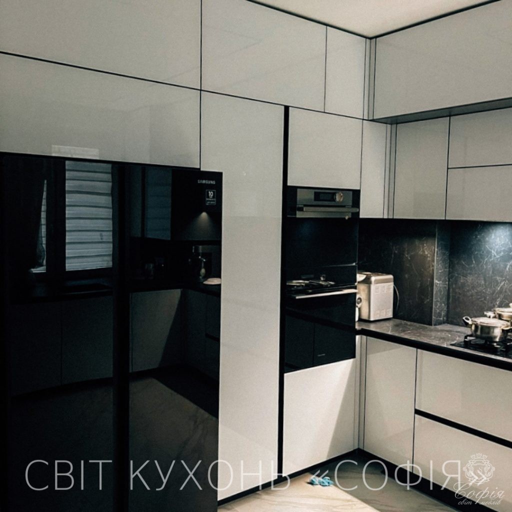 Сучасна кухня #46 у білих та темних кольорах - Світ меблів СОФІЯ