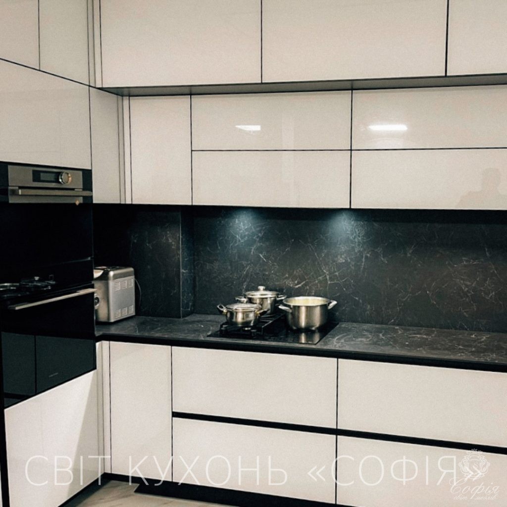 Сучасна кухня #46 у білих та темних кольорах - Світ меблів СОФІЯ